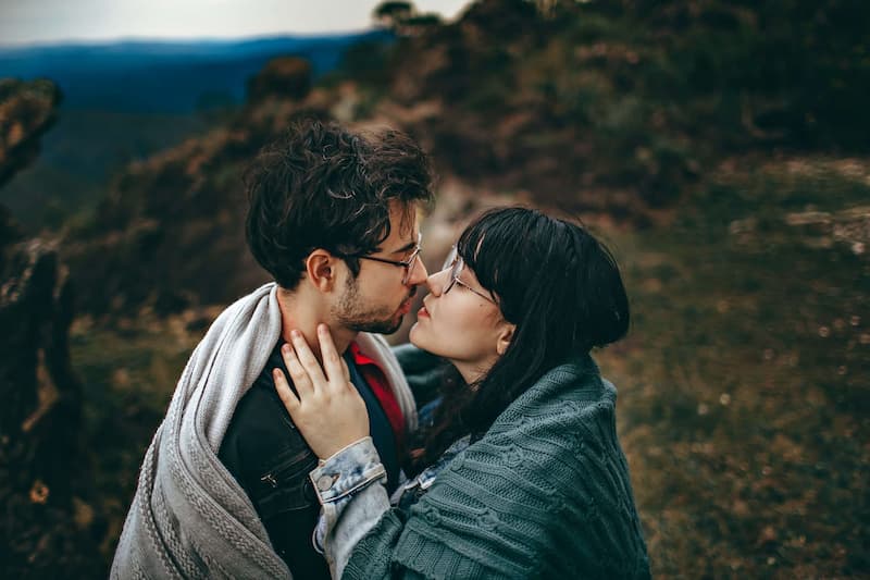 couple kissing