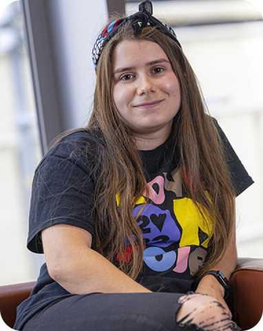 Image of Chloe, a young person wearing a Canteen bandanna who has benefited from Canteen free cancer support